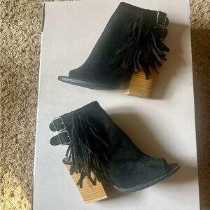 Qupid open toe fringe booties 6.5 black faux suede